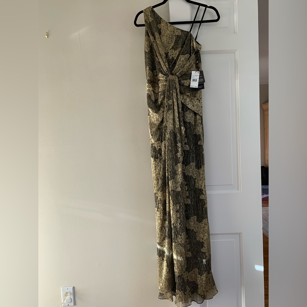 NWT ADRIANNA PAPELL GOWN